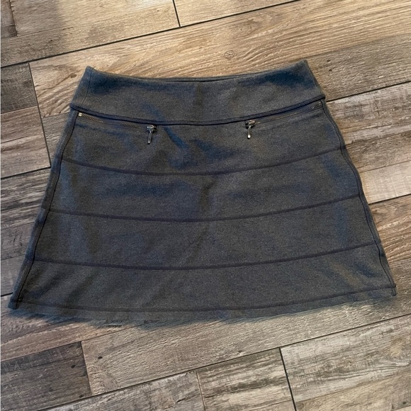 Athleta gray mini skirt with 2 front zip pockets. Size S. - Picture 2 of 5